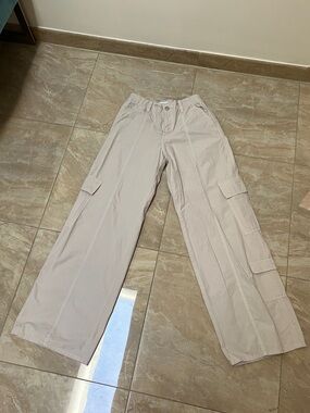 Zara Wide-Leg Cargo Trousers in Light Beige